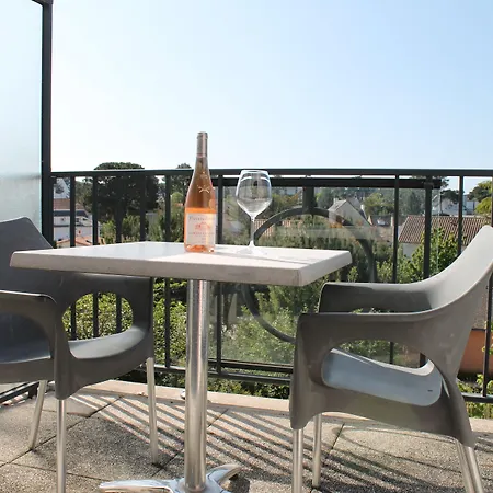 Adonis Aparthotel 3*