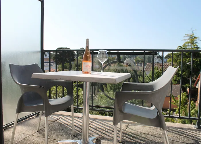 Adonis Aparthotel 3*